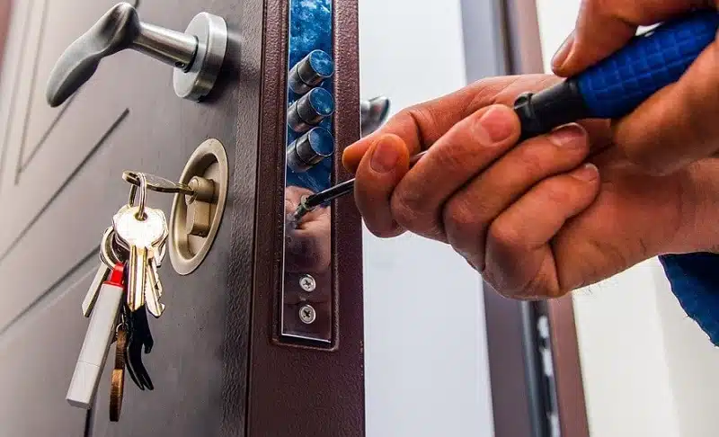 Comment un locataire peut-il changer sa serrure en toute sécurité
