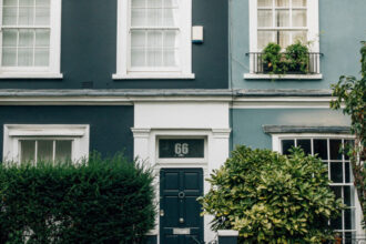 Comment rénover des fenêtres anciennes sans perdre le charme de votre maison ?