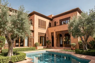 Villa de luxe à vendre à Marrakech avec piscine et jardin dans un quartier résidentiel prisé